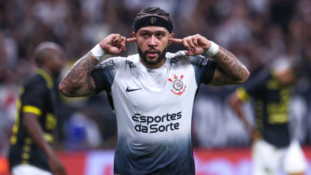 Corinthians ‘abre o olho’ com extracampo de Memphis Depay e se preocupa com ações do holandês