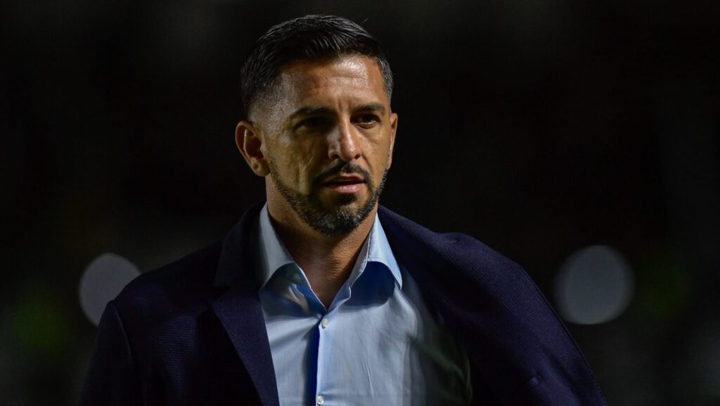 Emiliano Díaz ‘dispara’ no Corinthians sobre situação de Memphis Depay: “Não podemos esperar”