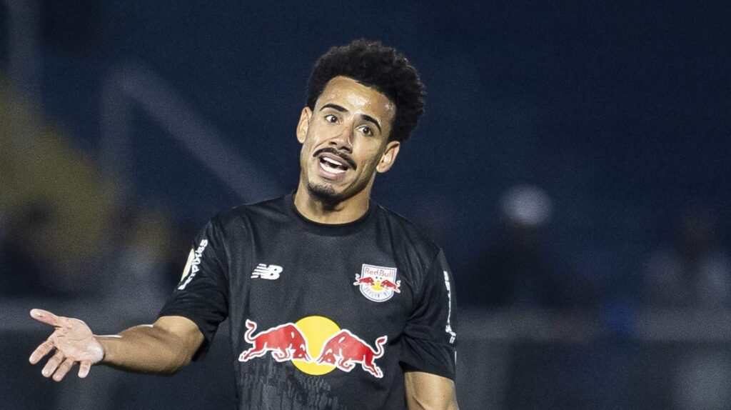Lucas Evangelista, especulado no Corinthians, pode assinar com rival por R$ 24 milhões