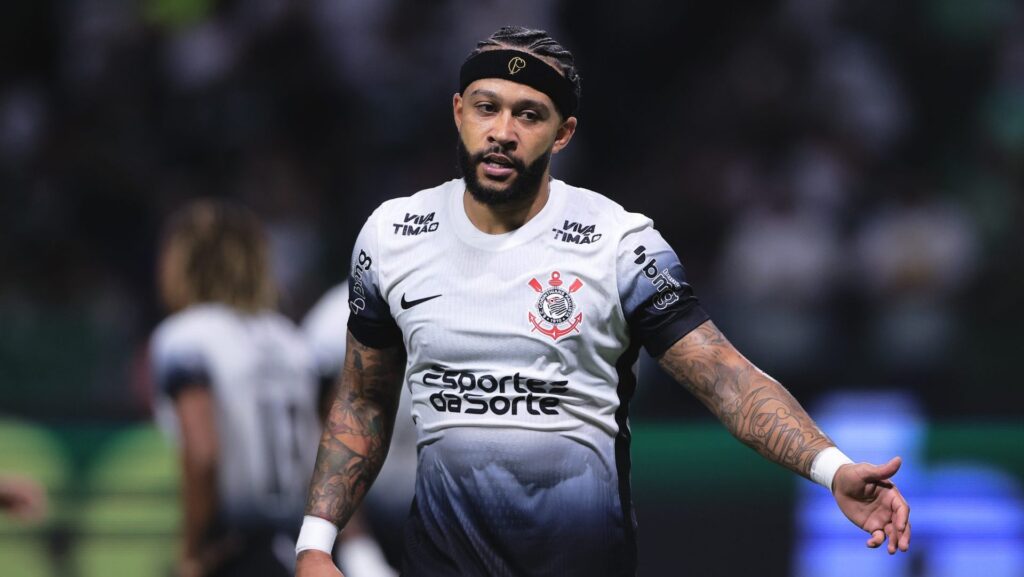 Memphis Depay destaca torcida do Corinthians em programa de TV e ‘esquiva’ de pergunta sobre seu contrato