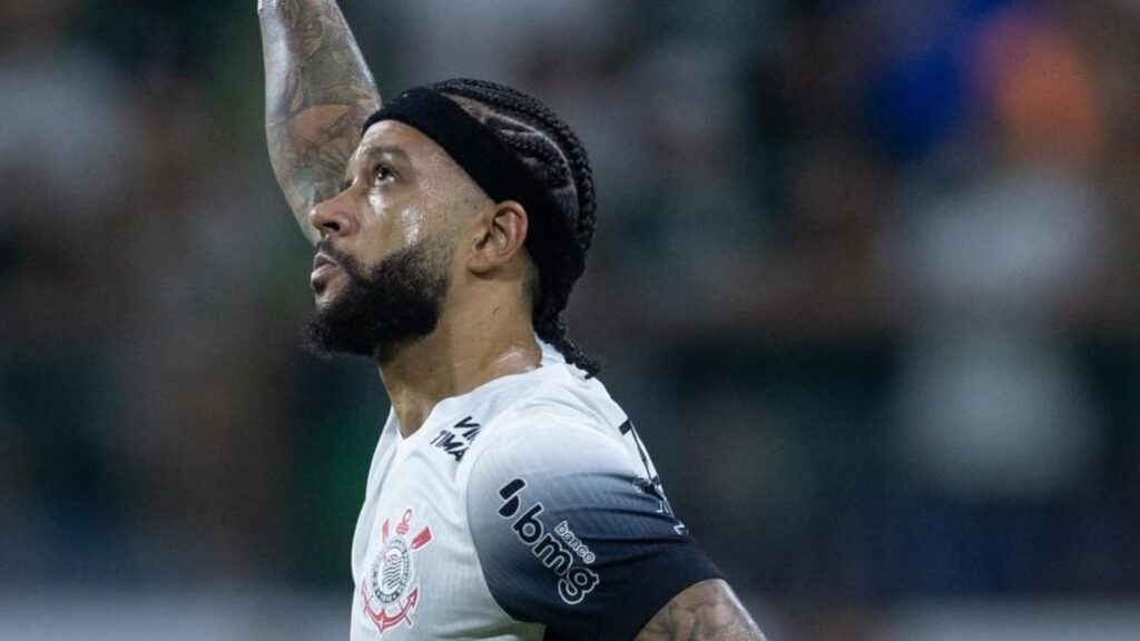 Situação ‘polêmica’ no Corinthians envolvendo Memphis Depay vira assunto ao vivo: “Acho isso horroroso”