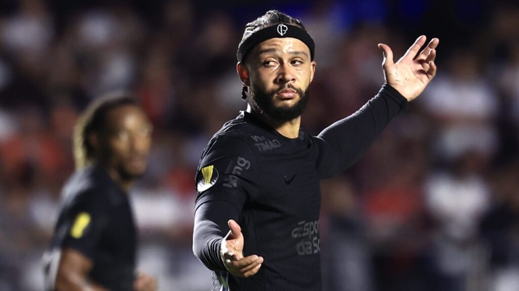 Torcida do Corinthians ‘condena’ Memphis Depay e +3 após derrota: “Erraram tudo”